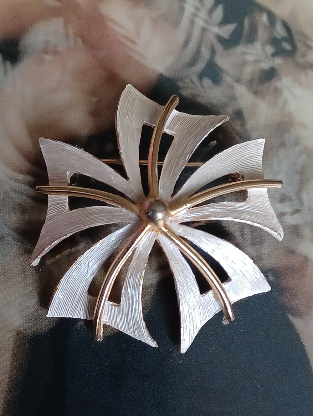 Vintage JJ Mid-Century Modern Abstract Two-Toned Brooch 💫